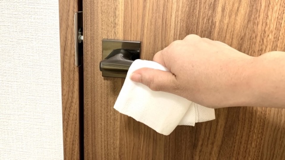 ドアノブなど高頻度接触ポイントを除菌する作業
